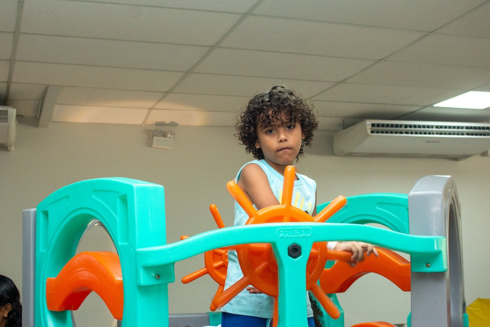 Criança brincando no playground da festa