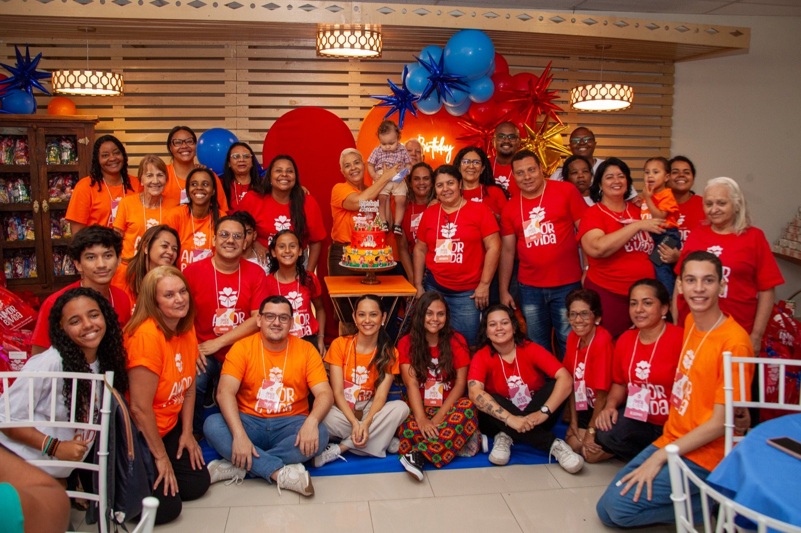 Festa do Natal Solidário reunindo crianças e famílias