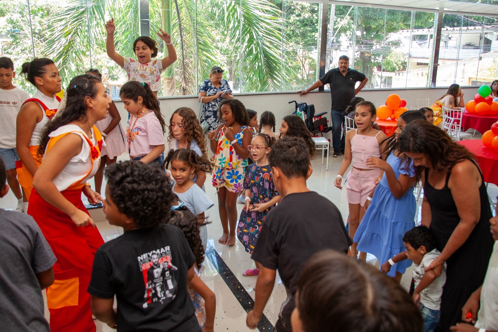 Voluntários e comunidade reunidos cuidando das crianças