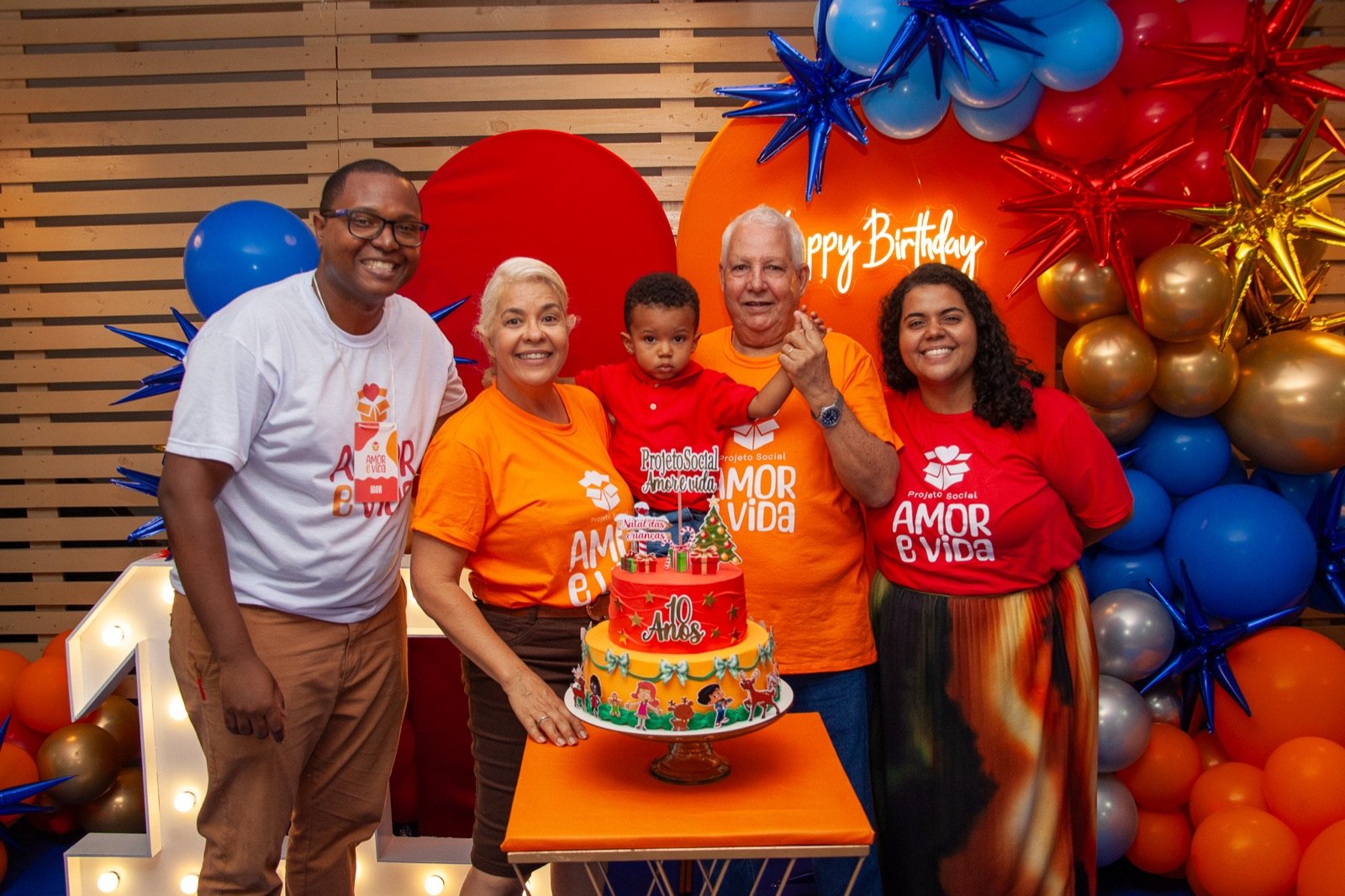 Diretoria do Amor e Vida ao lado do bolo de 10 anos