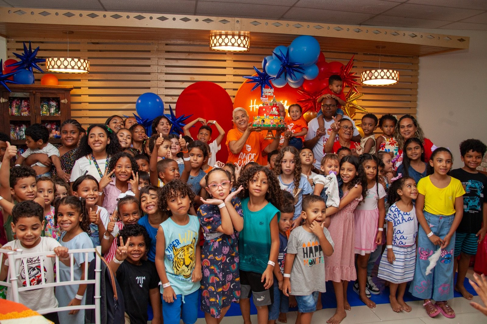Grande grupo de crianças celebrando os 10 anos do Amor e Vida
