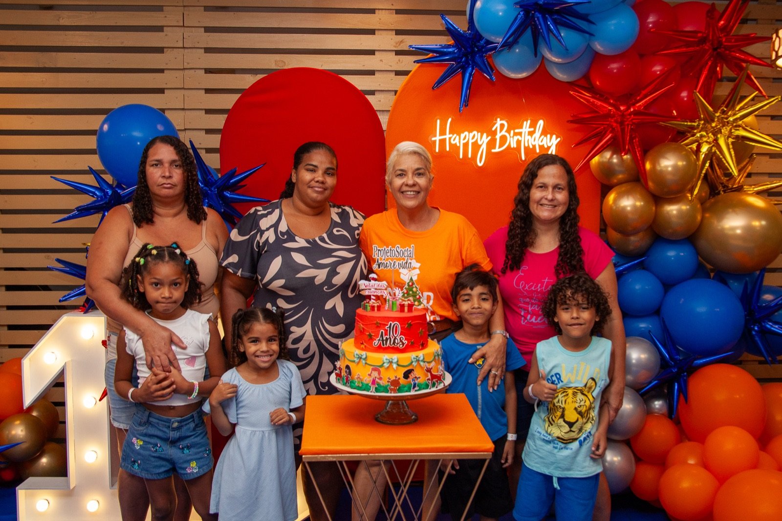 Equipe do Amor e Vida reunida com o bolo de 10 anos
