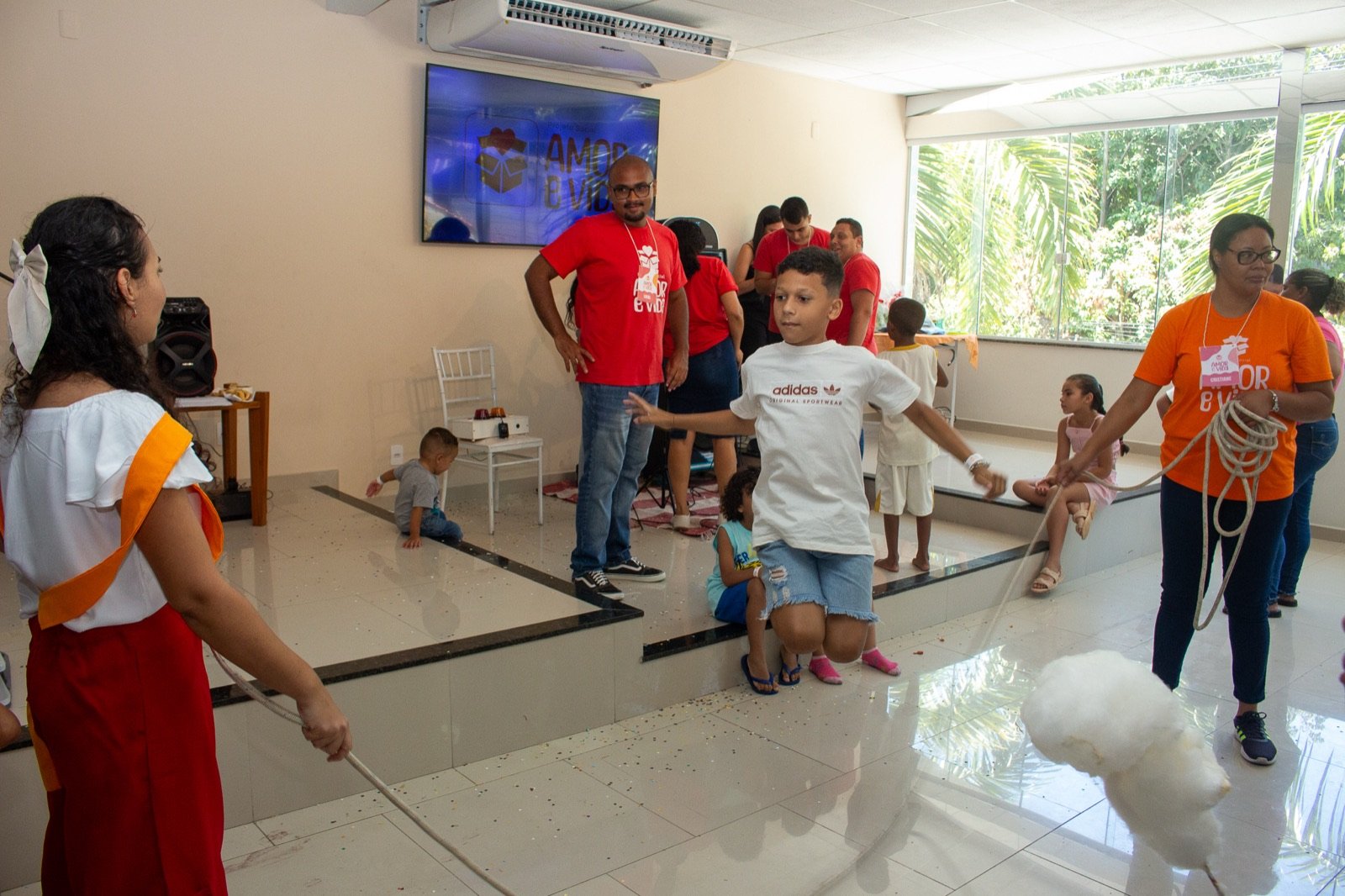 Brincadeira de pular corda animada pela equipe