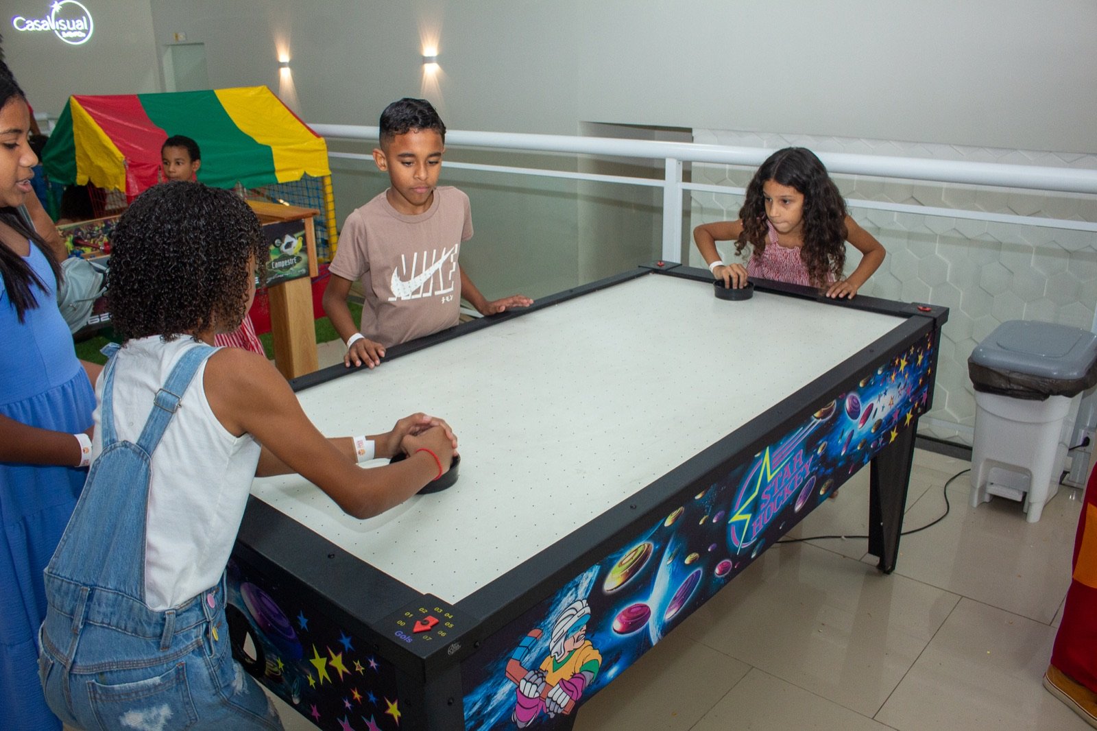 Crianças jogando hóquei de mesa