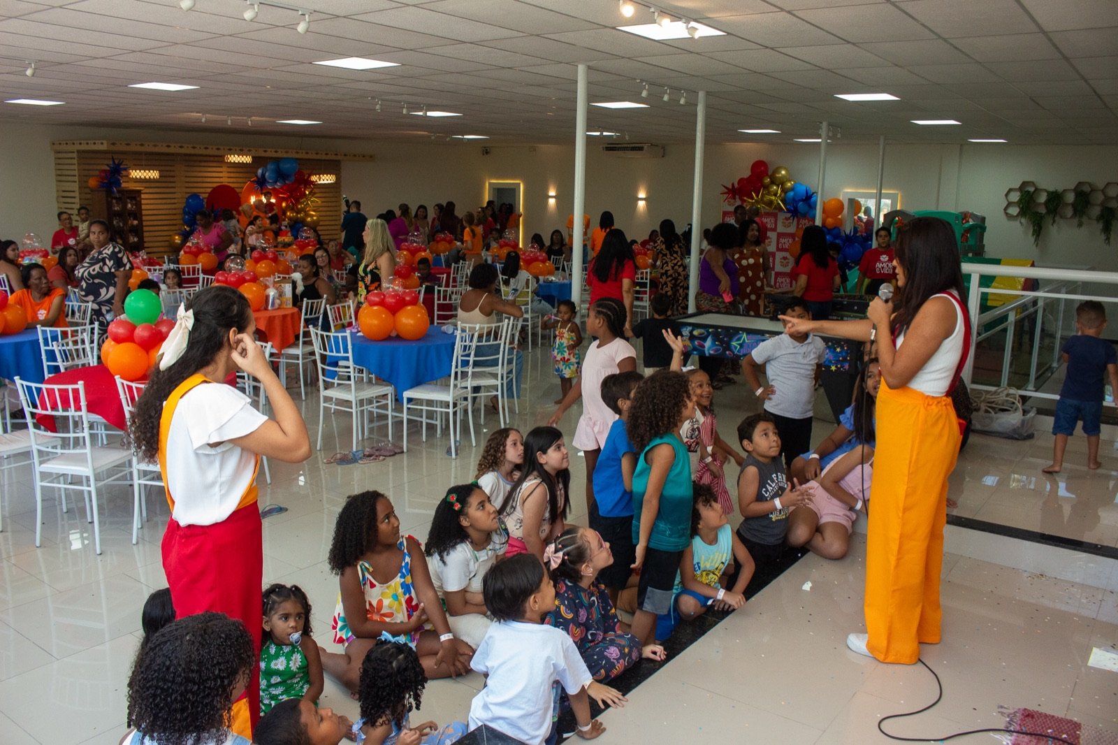 Apresentadora conversando com as crianças na festa