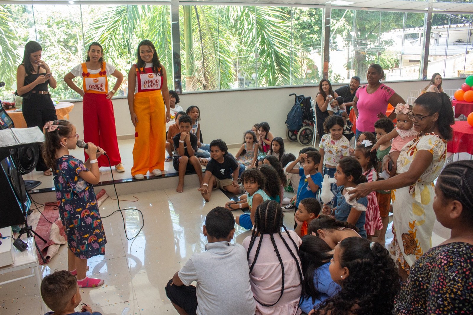 Equipe animando a criançada com música