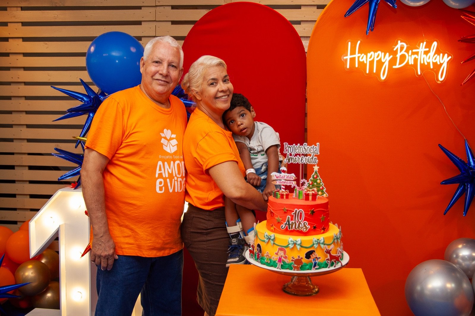 Fundadores do Amor e Vida com o bolo de aniversário