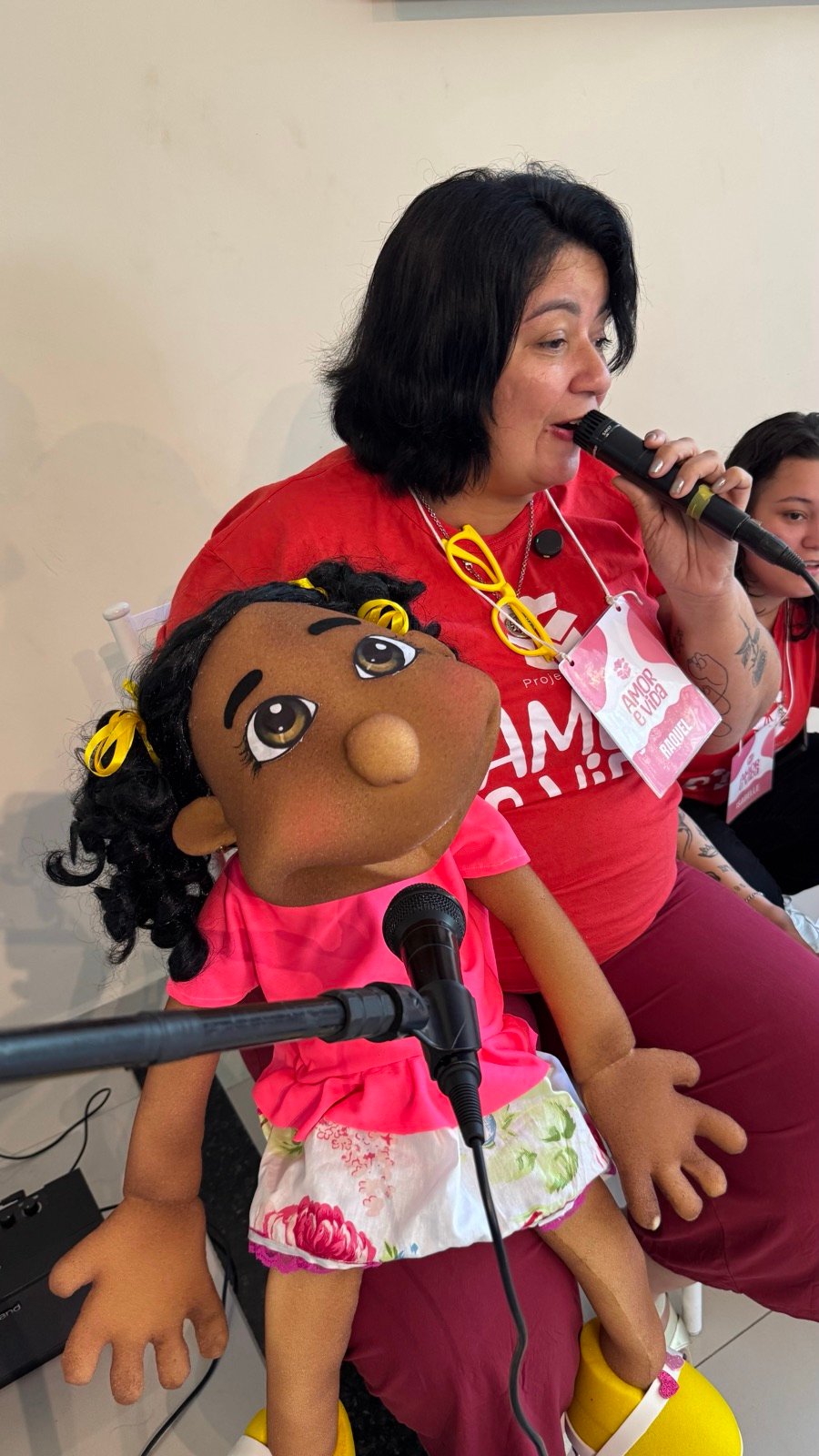 Apresentação com fantoche animando as crianças