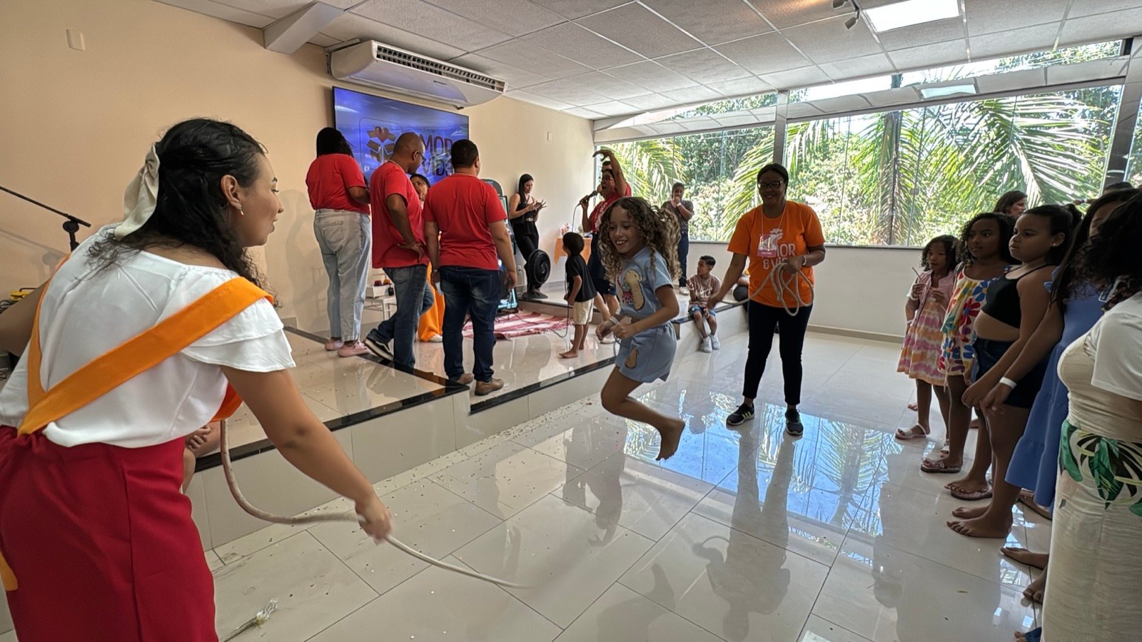 Criança pulando corda animada na festa