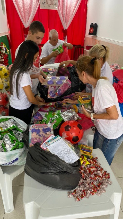 Voluntários organizando brinquedos e presentes doados para o Natal Solidário