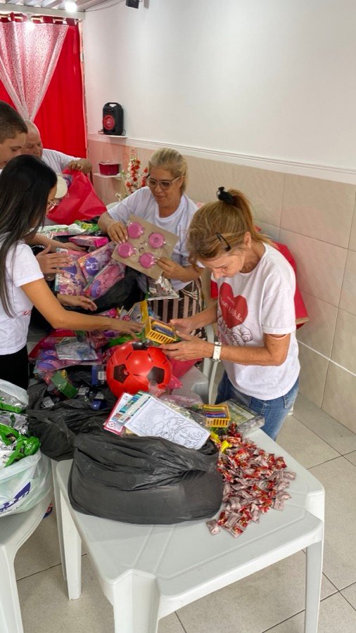 Equipe separando doações de brinquedos para as crianças
